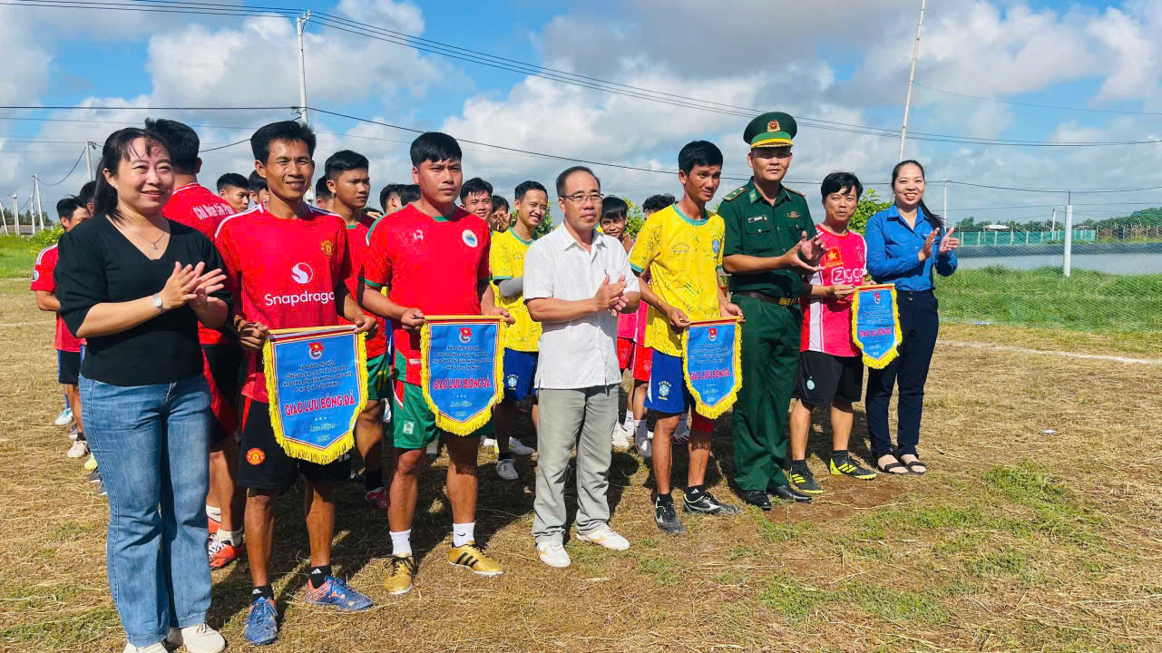 CHÂU THÀNH: TỔ CHỨC HOẠT ĐỘNG GIAO LƯU THỂ THAO GIỮA CÁN BỘ, ĐOÀN VIÊN, HỘI VIÊN, THANH NIÊN TRÊN ĐỊA BÀN HUYỆN VỚI CÁN BỘ, CHIẾN SĨ ĐỒN BIÊN PHÒNG LONG HOÀ