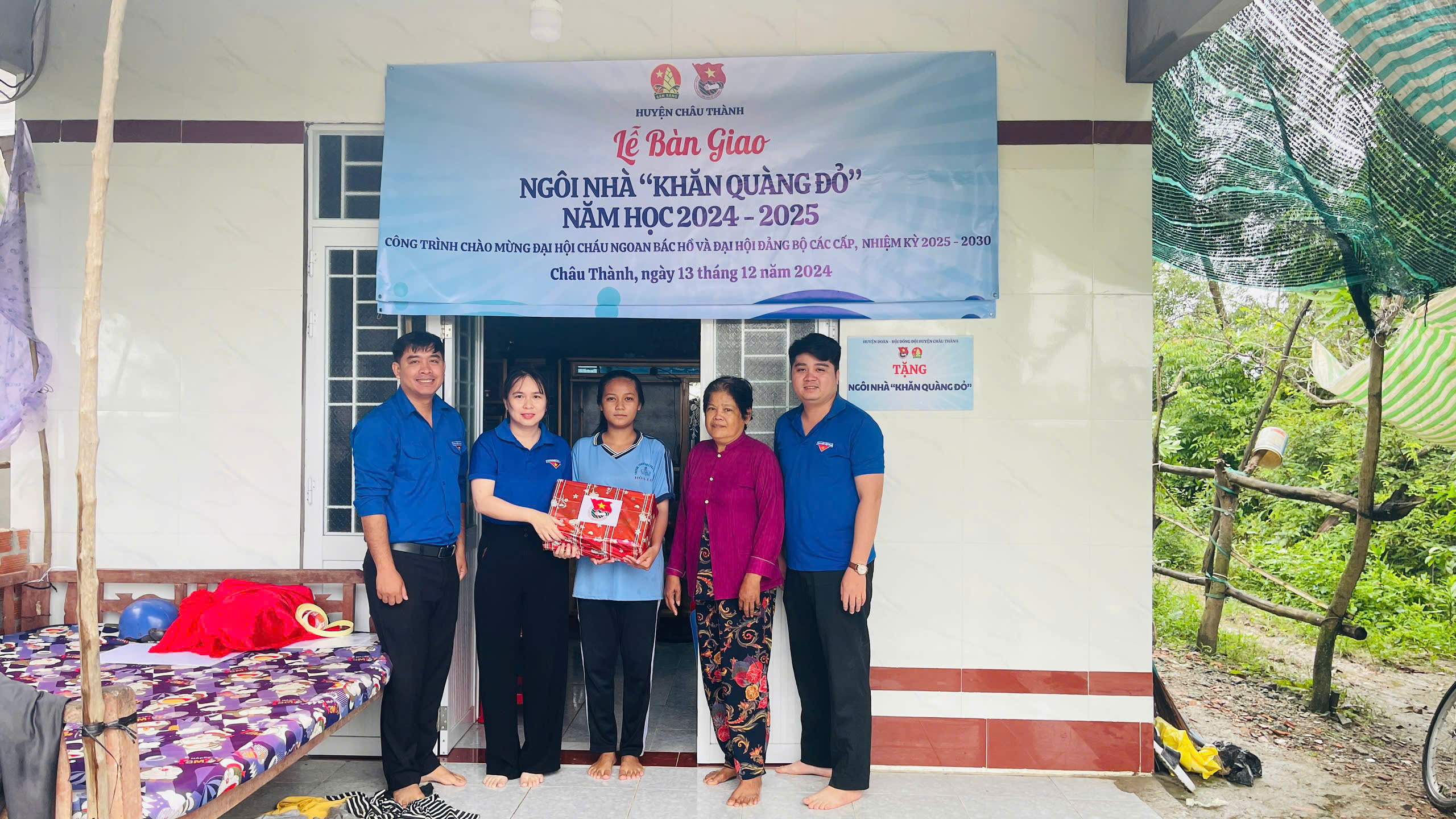 CHÂU THÀNH: BÀN GIAO NGÔI NHÀ “KHĂN QUÀNG ĐỎ” CHÀO MỪNG ĐẠI HỘI CHÁU NGOAN BÁC HỒ VÀ ĐẠI HỘI ĐẢNG BỘ CÁC CẤP NHIỆM KỲ 2025 – 2030